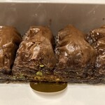 ナーディル ギュル  - 