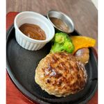 ステーキハウス バルク - 当店自慢のハンバーグはお店で手ごねしており、肉汁たっぷりで下味がしっかりしているので旨味が溢れ出るような体験をお楽しみください！