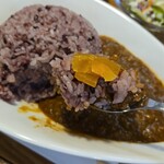 キッチン ブルー グローブ - 福神漬けを乗せて