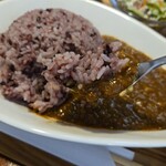 キッチン ブルー グローブ - モチモチな黒米とカレー