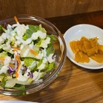 キッチン ブルー グローブ - サラダ、福神漬けのアップ