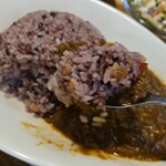 キッチン ブルー グローブ - タップリ黒米を掬う