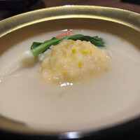 徳うち山 - 海老真丈の白味噌スープじたて(海老真丈と大根と人参)