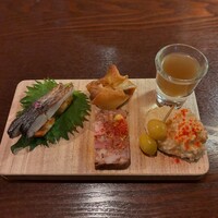 上六ワイン - 前菜盛り合わせ （今日の前菜を盛り合わせてお1人ずつでご用意させて頂きます） ・ぎんなんポテト （アリオリソースで作ったポテトサラダ） ・炙りサバのボカディージョ （ビネガーでマリネしたサバのオープンサンド） ・カニのエンパナーダ （カニのトマト煮込みをサクサクの生地に閉じ込めました） ・バスク風のパテ （バスク唐辛子を使ったスパイシーなパテドカンパーニュ）
