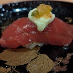 ニシムラ鮨TAKA - もちろん鮪も美味しいのですが、すこーしだけ乗った白キムチとめちゃ合って、大和芋が美味しさを繋いでくれて、いくらでも食べたい