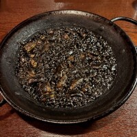 上六ワイン - アオリイカのイカスミパエリア （アオリイカの甘みとイカスミの濃厚さとともに）