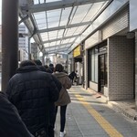 ラーメン二郎 - ここから並んで22分後着席。その後退店まで18分のトータル40分