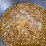  「海鮮船」(JC Mini Steamboat ）   - 〆のラーメンに玉子投入
