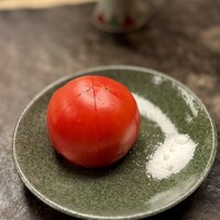 宮わき - 「フルーツトマト」というには、甘味が物足りませんね。
                    皮の硬さや豊かな酸はイメージと違ったものの、さっぱりいただけるのは好感です。