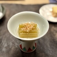 宮わき - ふき、好きなんですよねぇ。
                      梅の風味がふんわり香る、しっかりめの鰹出汁。
                      美味しいです。