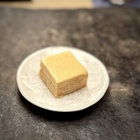 宮わき - お通しから、アラカルトでは違います。
                    スケトウダラの卵巣の「助子」の粒感と旨味が美味しい玉子豆腐。
                    レモンクリームのチーズケーキではありません(^^)