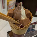 ミニストップ - 料理写真:プレミアムソフト　いちご×チョコ×バニラ