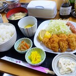 食堂 色川 - 2024年2月　カキフライ定食＋カキフライミニ【税込700＋300円】ご飯は大盛り。3つ分が単品のカキフライミニです