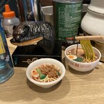 ヌードルダイニング 道麺 - カウンターには可愛らしい食品サンプルが。