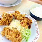 来来亭 - 唐揚げ定食(994円)の唐揚げとご飯