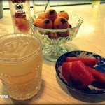 カクテルバー しろ - 2014.6　トマトのカクテル、グレープフルーツのカクテル、枝豆、サラダ、トマト、びわ。支払いは2000円しません。安過ぎ！　この日は初めてこのお店でヴィーナスを見ました。まぁ、しょうがないかな。