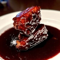 膳處漢ぽっちり - ❹スペアリブの黒酢すぶた
                    〜ピカピカの照りが美しい黒酢を纏った酢豚。豚肉はスペアリブを使い豚の旨味と黒酢の濃くが濃厚な味わいにベストマッチ♡