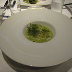 ラ・ピエール - 前菜：足赤海老とホタテのラヴィオリ パセリのクリームスープ