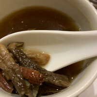 中華街 桂宮 - つぶ貝と黒ニンニクのスープ