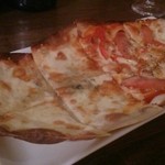 Cafe&Dining TERRACE Tokyo - ピザ ハーフ＆ハーフ
      クアトロフォルマッジとコモードオリジナルミックス