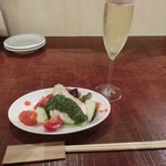 ワライヤキッチン - ＜2014年6月＞　一人で来店。既に食べて来た後だったので軽いのを店長さんがチャッチャと作って下さいました。シュワシュワ泡もお任せで～ｵｲｼ～♡