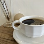 喫茶tton - 大好き！真っ白コロンなカップのたっぷりトトンさんコーヒー