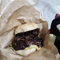 RESTAURANT SALT - 看板がネーミングされているだけありますSALT BURGER !肉々しいパテとほんのり酸味を感じるソースから旨味が引き出されていてめちゃうまでしたよ(^^)