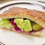 ヨシダベーカリー - サーモンアボカドサンド