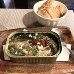 大塚バル LOCAL - オイルサーディン缶詰【アヒージョ】、バゲット【5枚】、これが美味い。