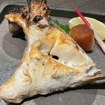 酒菜 竹のした - カンパチカマの塩焼き1300円くらい。刺身のカンパチ美味しかったんで注文。ふっくら焼かれていて身もたっぷりついてて絶品でした