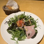 ジリオーラ - しっかりと多めのリーフサラダ｡ブルスケッタがカリサクで美味しい｡