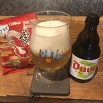 麹町いづみや しろ - 瓶ビール：デュベル トリプルホップ、カルビーかっぱえびせん