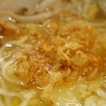 揚子江ラーメン 林記 - 揚げ玉ねぎを投入！！