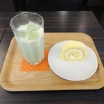 栴檀双葉 - アイス抹茶ラテ＋マンゴーロールケーキ