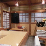 Kyuuhou - テーブル席もあります。奥には４人～２０人くらいまで対応できるお座敷があるそうです。