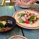 コアラ食堂 - 鱧とフルーツトマトのサラダ（右）、もろきゅう（左）