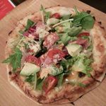 イタリア酒場 - 生ハムとサラダのピザ