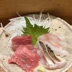 旬米 - 左からマグロ、カマス、スズキ マグロは口の中で溶けていきます カマスは皮目が炙られてます