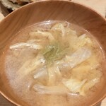 旬米 - キャベツと油揚げの甘口の味噌汁 米味噌？