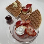タカノフルーツパーラー - 苺のワッフル・コーヒー / 紅茶付