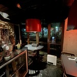 旨焼もぐり - 奥は渋谷川に向いたテーブル席