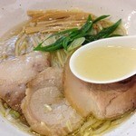 中華そば うえまち - 中華そば塩（780円）スープ