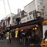 七津屋 - 岡室酒店直売所さん、七津屋さん、庶民さんと有名な激安立ち呑み店が並ぶ