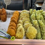 野口製麺 - コロッケ取るの、珍しいです。