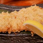 とんかつ小金庵 - ランチのロースカツアップ。友人とシェア用にさり気なくハーフカットしてくれてるのがニクい！