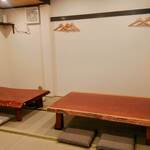 とんかつ小金庵 - たまたま空いてた小上がり席だけパシャリ。（ランチは１２時過ぎには早くも待ち行列が！）