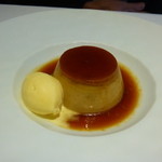 アンフュージョン - 十段茶師、深入りほうじ茶のプリン　蜂蜜のアイスクリーム添え