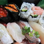 与志の寿司 - ヒラメ、ボタンエビ、アジ、ハマチ、イクラ、ウニ、トロときゅうりの裏巻き
