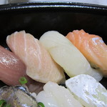 与志の寿司 - マグロ、トロ、タイ、サーモン