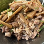麺や 紡 - メンマ丼(中には炙りチャーシュー)